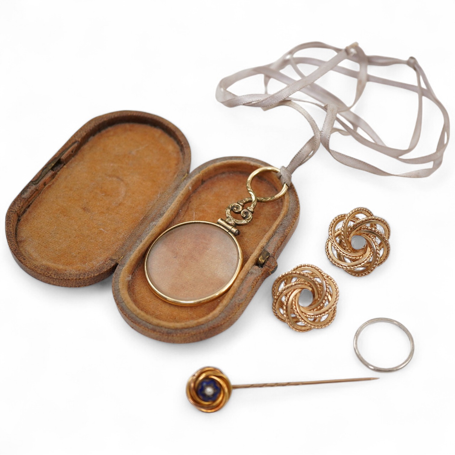 A collection of jewels, including a pair of earrings of knotted design in 9ct gold, 2.2cm diameter, British hallmarks, combined gross weight 6 grams; together with an untested pearl and enamel stick pin of knotted design